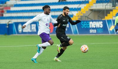 Stadionda telefonla oynayan uşaq, meydana enən göyərçin, son anda gələn…