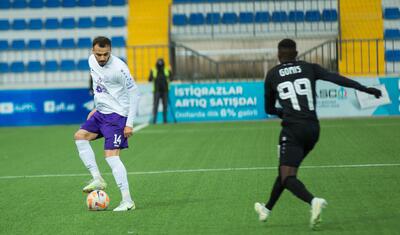 Stadionda telefonla oynayan uşaq, meydana enən göyərçin, son anda gələn…