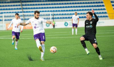 Stadionda telefonla oynayan uşaq, meydana enən göyərçin, son anda gələn…