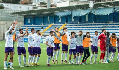 Stadionda telefonla oynayan uşaq, meydana enən göyərçin, son anda gələn…