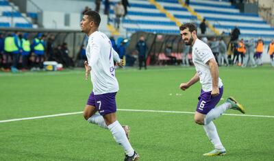 Stadionda telefonla oynayan uşaq, meydana enən göyərçin, son anda gələn…