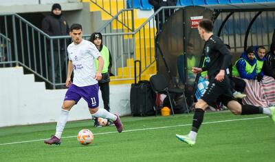 Stadionda telefonla oynayan uşaq, meydana enən göyərçin, son anda gələn…