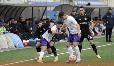 Stadionda telefonla oynayan uşaq, meydana enən göyərçin, son anda gələn…