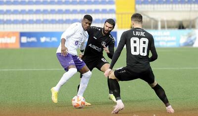 Stadionda telefonla oynayan uşaq, meydana enən göyərçin, son anda gələn…