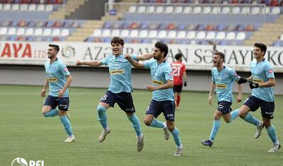 Diviziona gözəllik verən xanım -