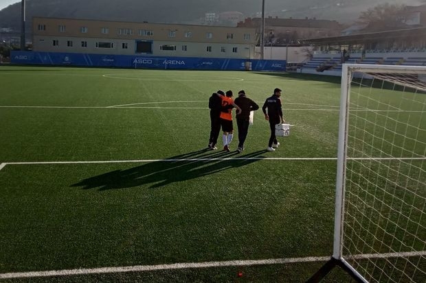 Azərbaycan klubunda maraqlı hadisə: Hamı getdi, zədəli futbolçunu... FOTO