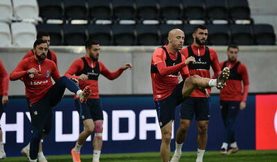Millimizin futbolçuları Avstriyada: Gəzinti yox, məşq…