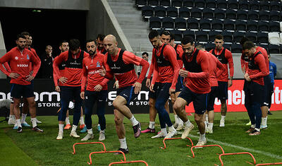 Millimizin futbolçuları Avstriyada: Gəzinti yox, məşq…
