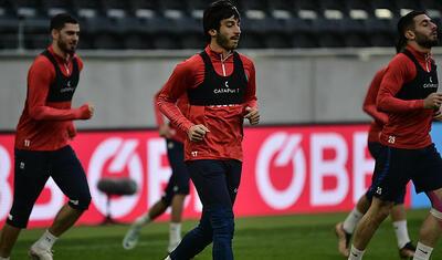 Millimizin futbolçuları Avstriyada: Gəzinti yox, məşq…