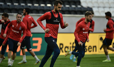 Millimizin futbolçuları Avstriyada: Gəzinti yox, məşq…