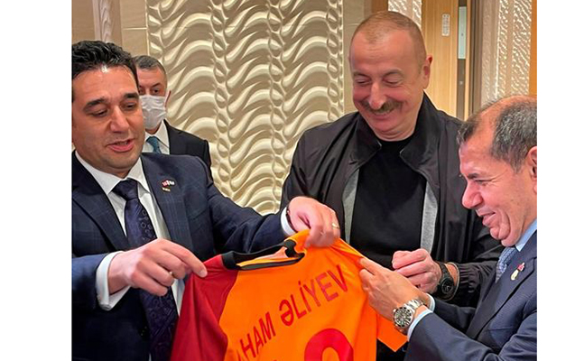 “Qalatasaray”ın başqanı İlham Əliyevə hədiyyə verdi - FOTO