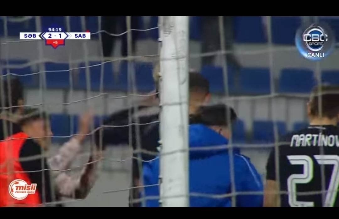 İclasda ona "əşşi, sən futbolçu deyilsən" dedilər, acığını bu cür çıxdı - QEYRİ-ETİK OLAY!