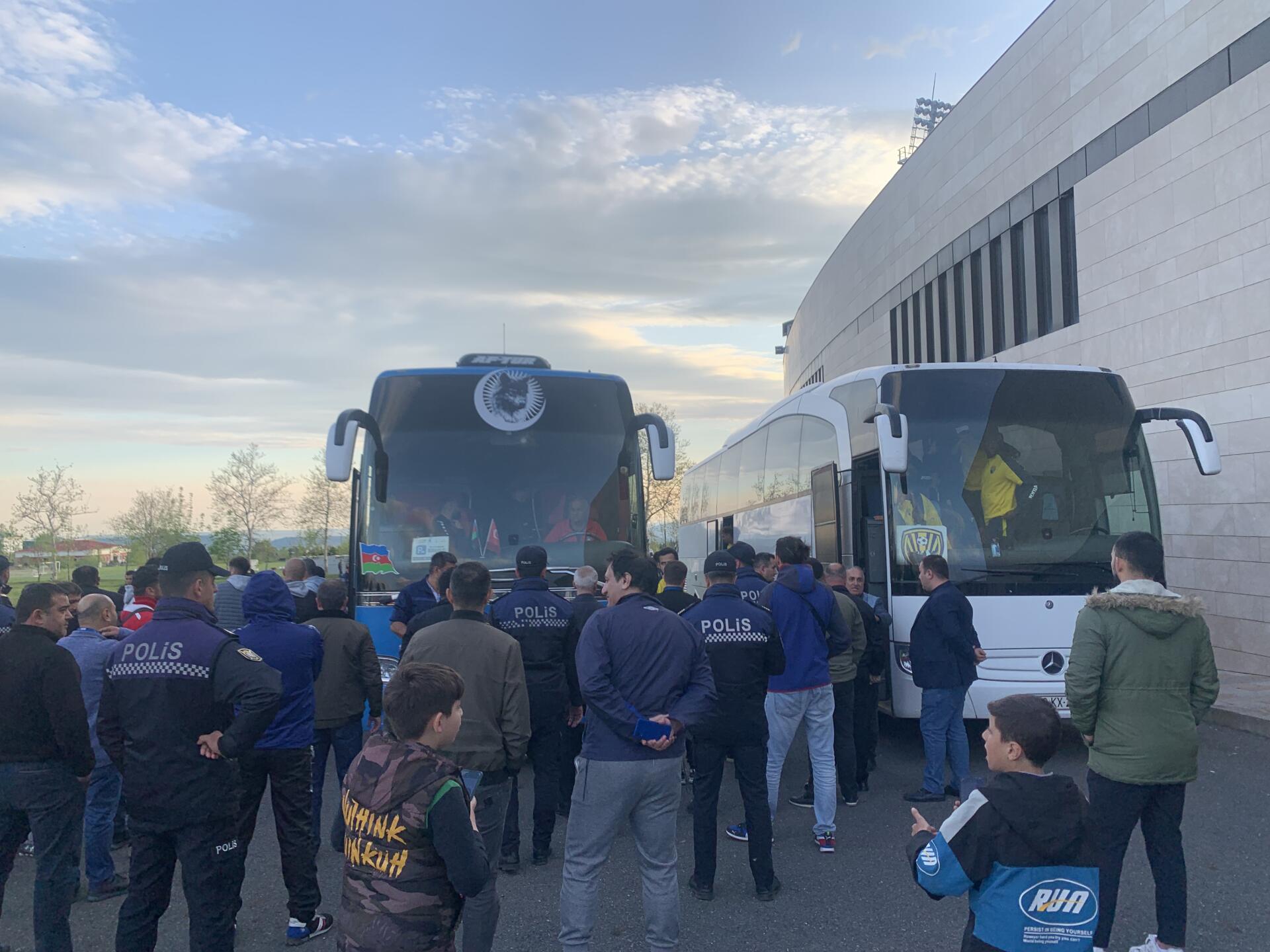 İki qonşu rayonun azarkeşləri futbolun üstündə DALAŞDI - FOTOLAR