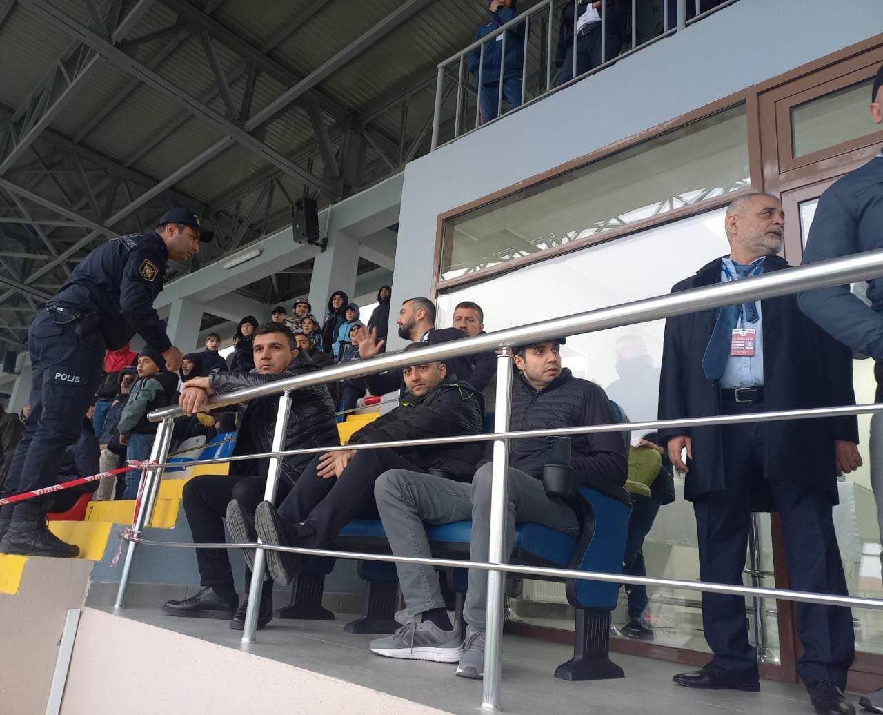 Premyer Liqa klubunun prezidentini bezdirdi, araya polis girdi - FOTOLAR
