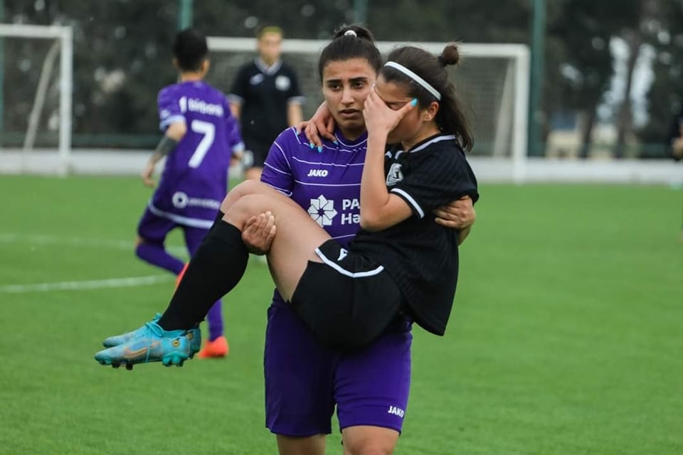 "Sumqayıt"lı qız "Neftçi"nin ağlayan futbolçusunu qucağına aldı və… FOTO