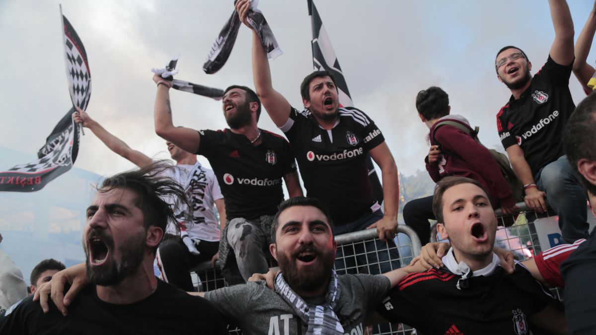 "Beşiktaş"ın fanatları Bakının bir gecəsində… MARAQLI VİDEO