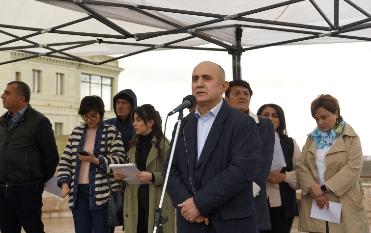 “Kim Bakı ilə danışmağın əleyhinədirsə, erməninin düşmənidir”