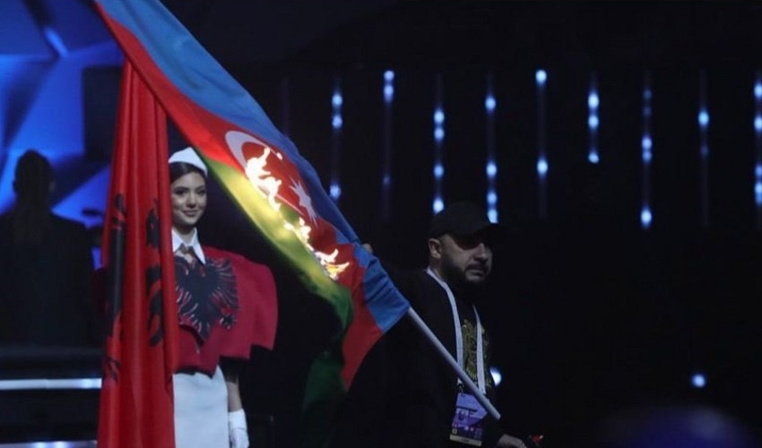 Azərbaycan bayrağını yandıran erməni işdən qovuldu