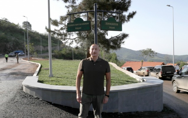 Laçında 2 küçənin lövhələrinin üzərindən örtüyü götürdü - Prezident