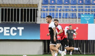 “Neftçi”nin prezidenti futbolçuları ətrafına yığdı və...