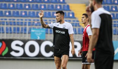 “Neftçi”nin prezidenti futbolçuları ətrafına yığdı və...