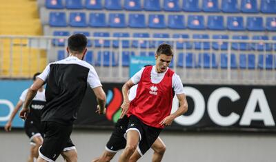 “Neftçi”nin prezidenti futbolçuları ətrafına yığdı və...