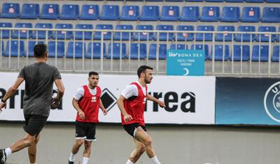 “Neftçi”nin prezidenti futbolçuları ətrafına yığdı və...