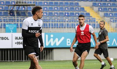 “Neftçi”nin prezidenti futbolçuları ətrafına yığdı və...