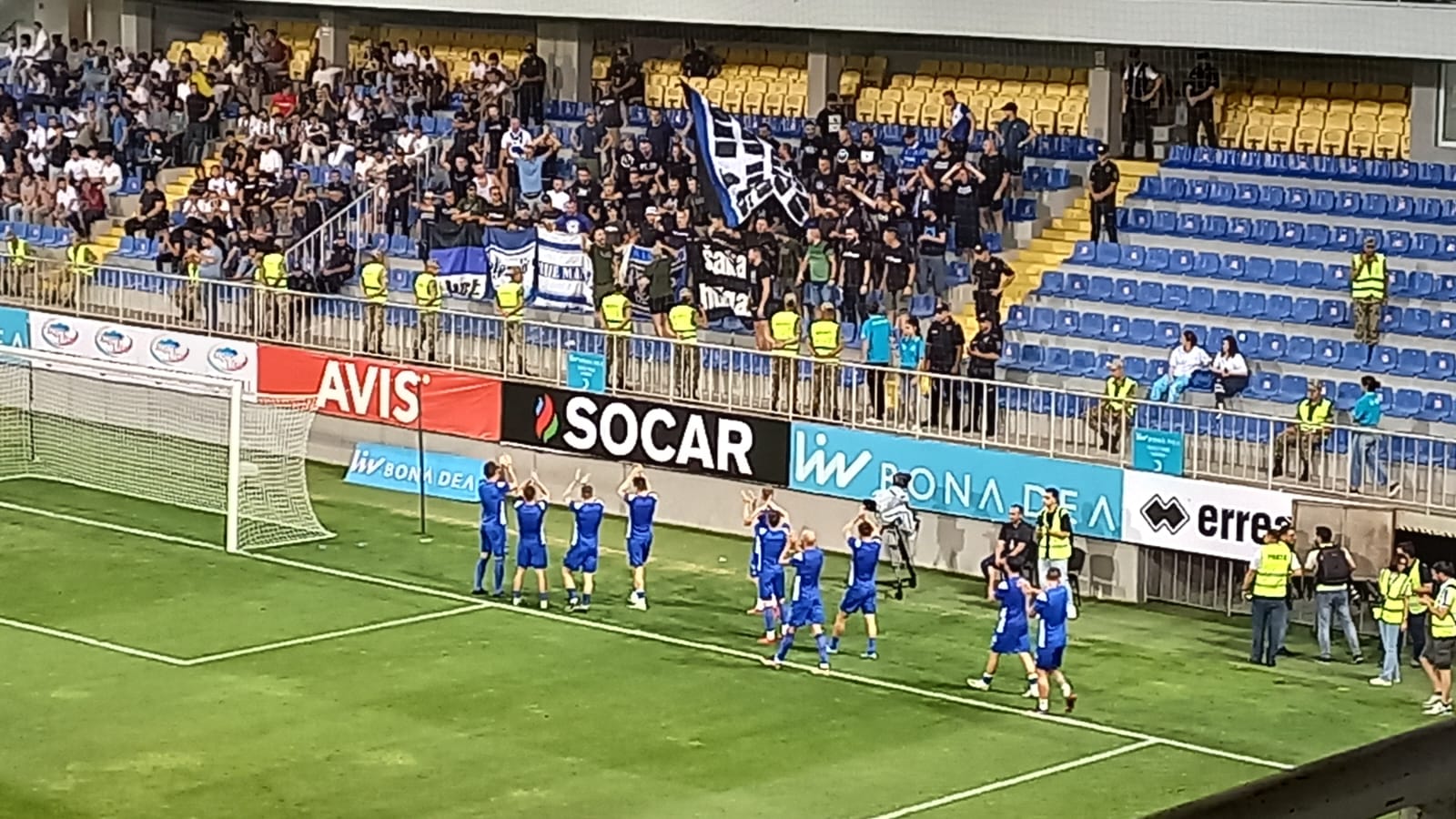 "Neftçi"nin stadionunda futbolçular 80 nəfərin ayağına gəldi - FOTOLAR