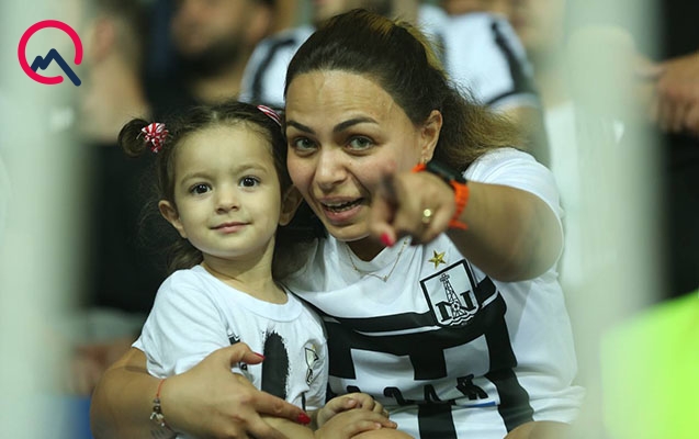 Körpəsi ilə “Neftçi”nin yanında olan ana - FOTOREPORTAJ