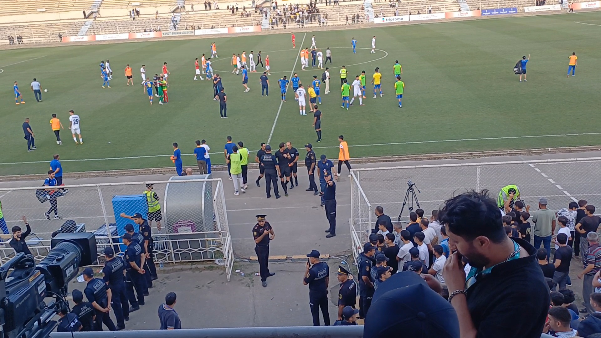 Söyüldü, bu adama şikayət etdi - Gəncədə QALMAQAL!