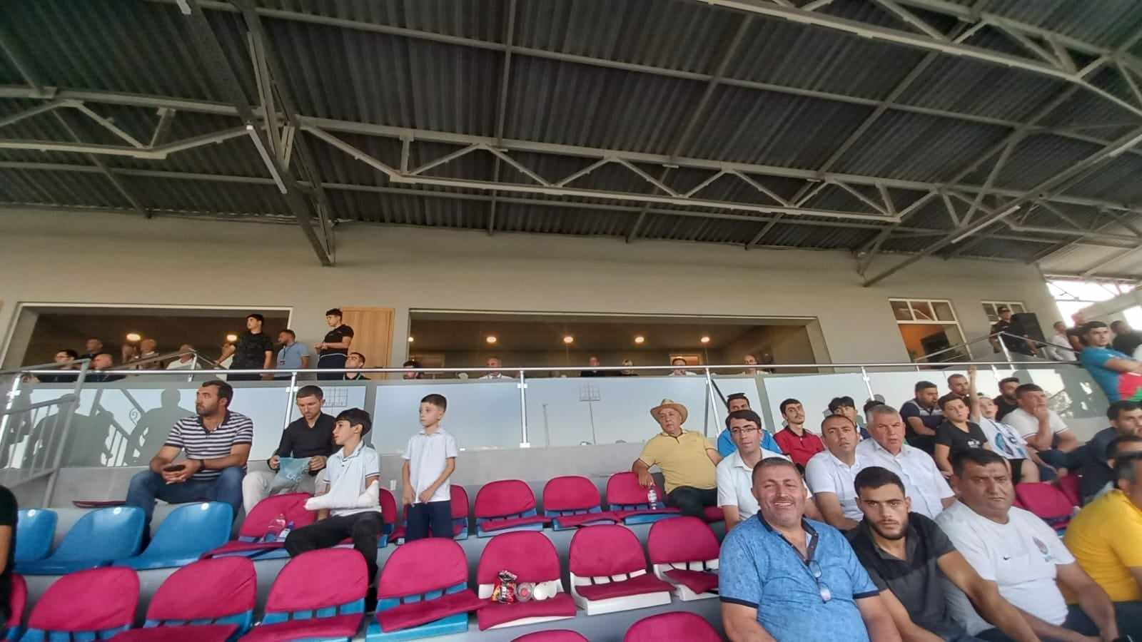 VİP-i düşünüb, medianı “ayaq altına” atdılar - FOTOLAR