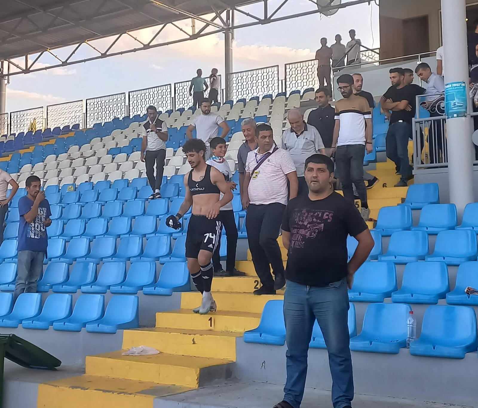 Ata stadiona gəldi, həm sevindi, həm də üzüldü - FOTO