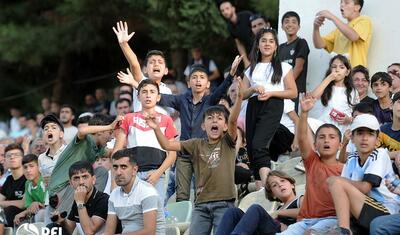 Klub rəhbərinin oğlu qol vurdu, qızlar baxdı -