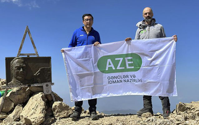 Azərbaycanlı nazir “Heydər Əliyev zirvəsi”nə qalxdı - FOTO