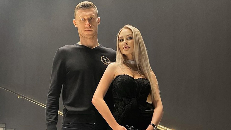 Məşhur futbolçu bloger xanımından niyə boşandı?