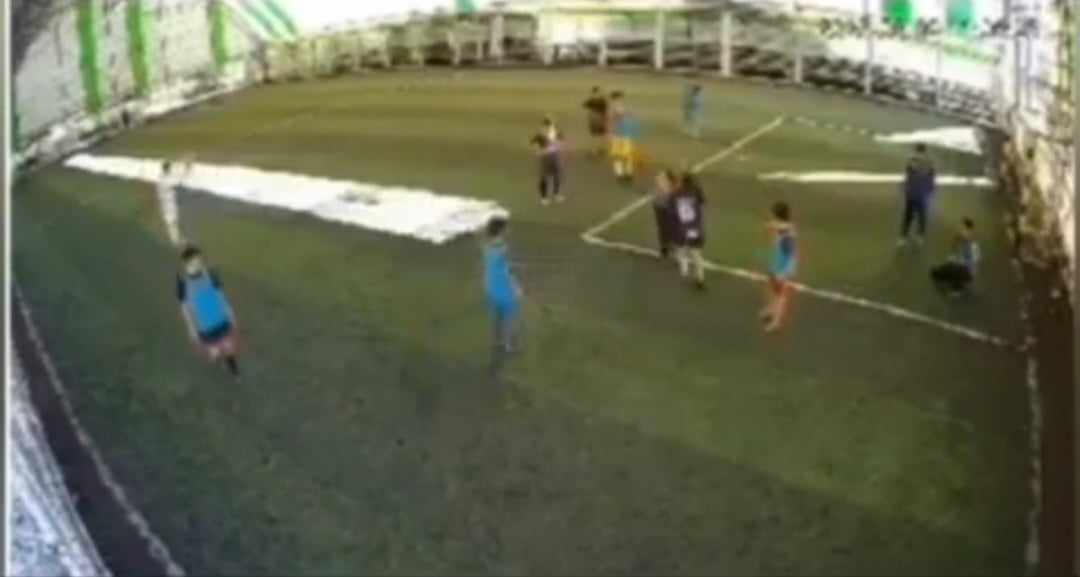 Azərbaycan futbolunda növbəti biabırçılıq: Məşqçi öz oyunçusunu döydü! - ŞOK VİDEO!