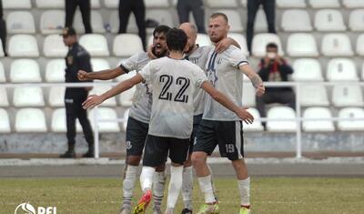 Çoxlu qol, əməlli-başlı insident, 3 "qırmızı", meydana girən it -