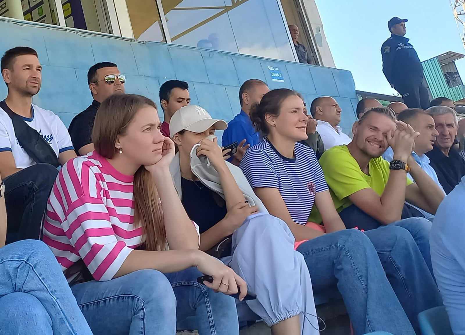 Bu şəhərdə stadiona gələn qızlar ətrafdakıların diqqətini çəkdi - FOTOLAR