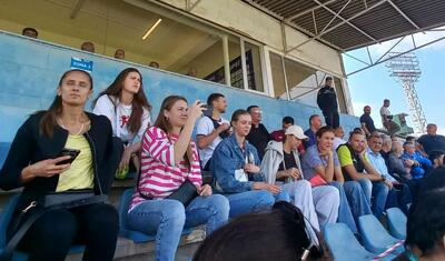 Bu şəhərdə stadiona gələn qızlar ətrafdakıların diqqətini çəkdi -
