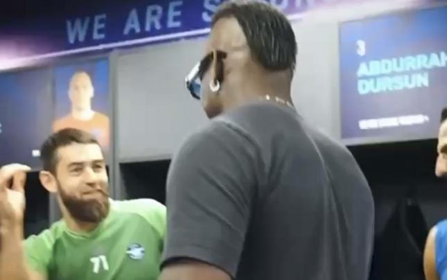 Balotelli otağa daxil oldu, millimizin qapıçısı ayağa qalxdı və… VİDEO