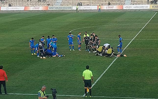 Zədələndi, rəqibin həkimi köməyə tələsdi, meydanı tərk etdi