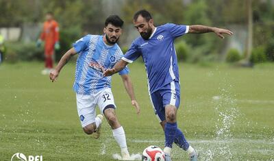 Lənkəranda stadion gölməçəyə döndü, futbolçular suyun içində "üzdü" -