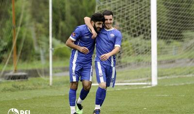 Lənkəranda stadion gölməçəyə döndü, futbolçular suyun içində "üzdü" -