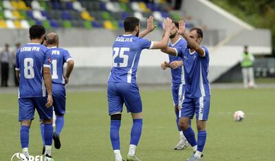 Lənkəranda stadion gölməçəyə döndü, futbolçular suyun içində "üzdü" -