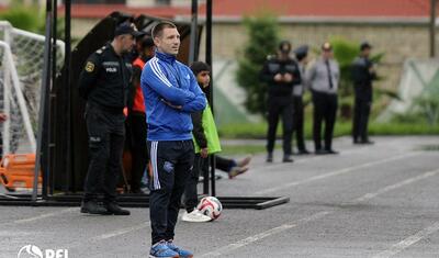 Lənkəranda stadion gölməçəyə döndü, futbolçular suyun içində "üzdü" -