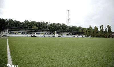 Lənkəranda stadion gölməçəyə döndü, futbolçular suyun içində "üzdü" -