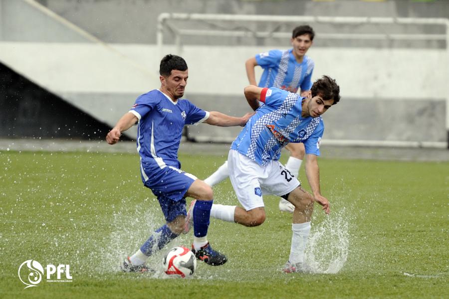 Lənkəranda stadion gölməçəyə döndü, futbolçular suyun içində "üzdü" - VİDEO+FOTOREPORTAJ