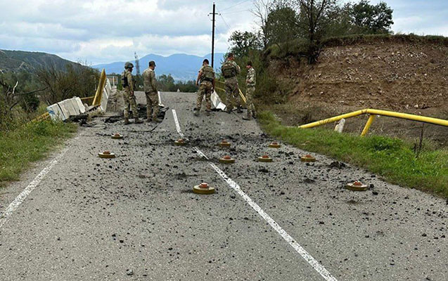 Ağdərədən çıxan ermənilər yolu minaladı - FOTO