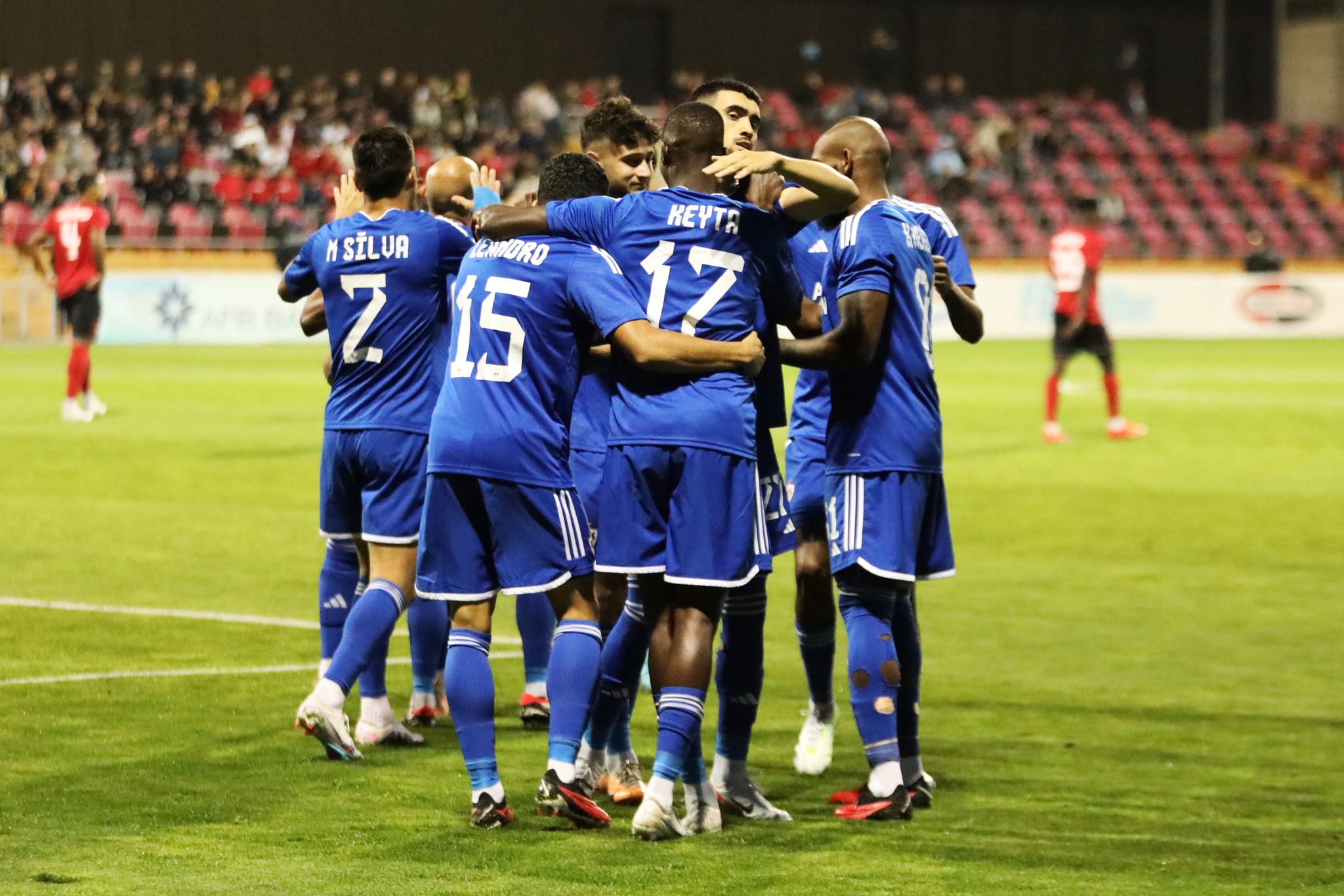 Peşəkarlıq nümunəsi: “Qarabağ”lı futbolçular qəzəbli baxışlara fikir vermədi - VİDEO